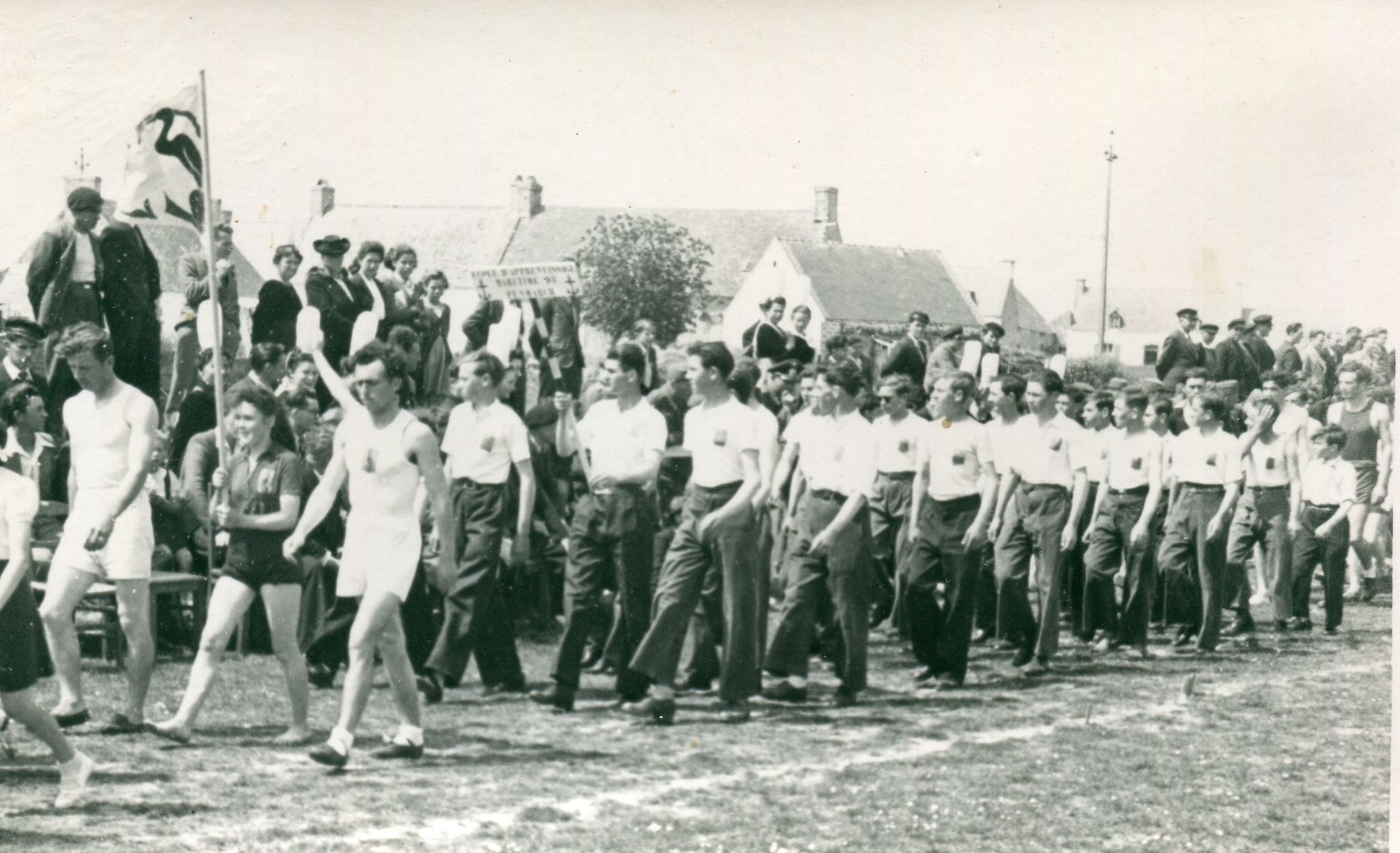 Anna CAMUS en porte-drapeau des Cormorans Sportifs précède l'EAM de La Joie
